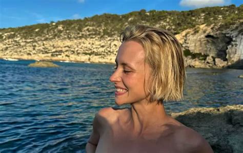 angèle nue|Angèle saffiche topless à la plage